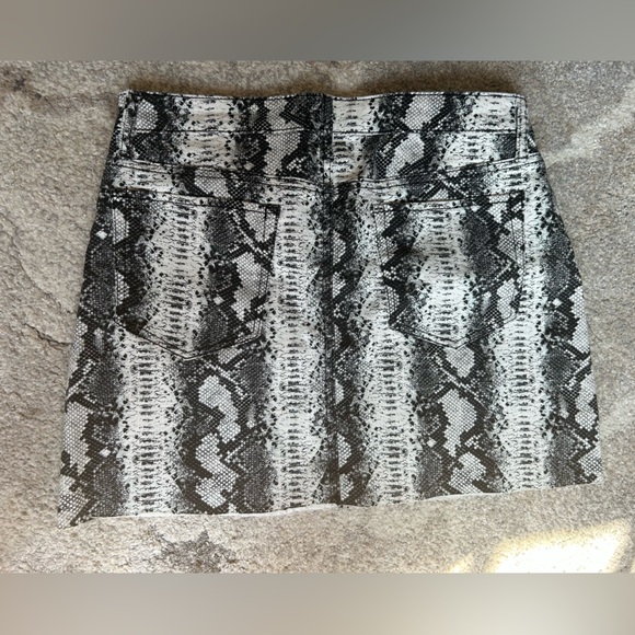 Snake print mini skirt - Picture 3 of 4
